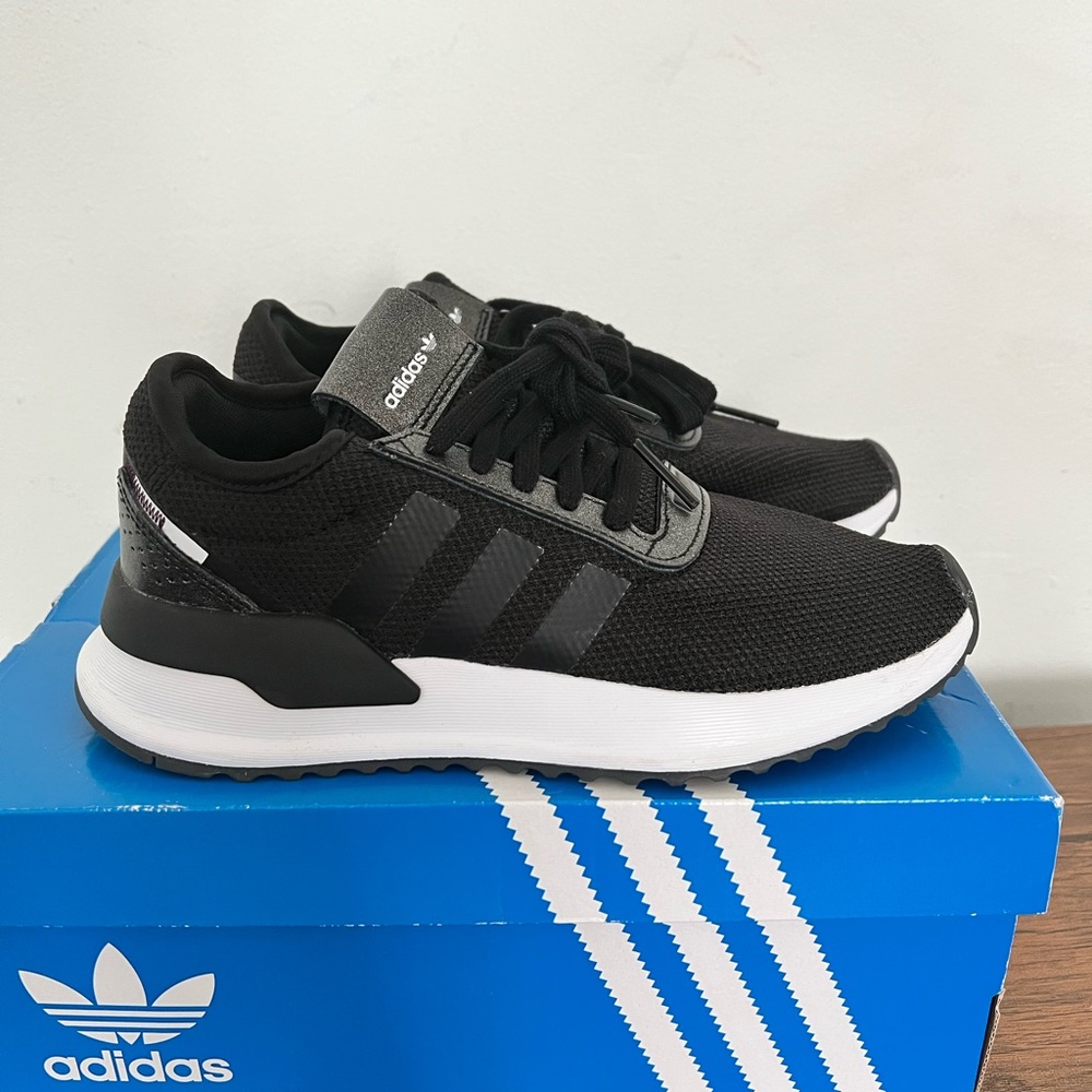 Adidas U Path black sneakers 6.5
